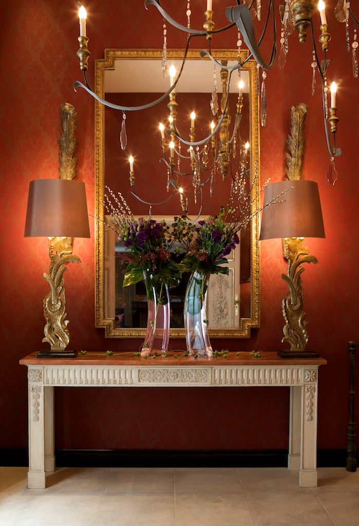 Deux grandes lampes dans un hall de château