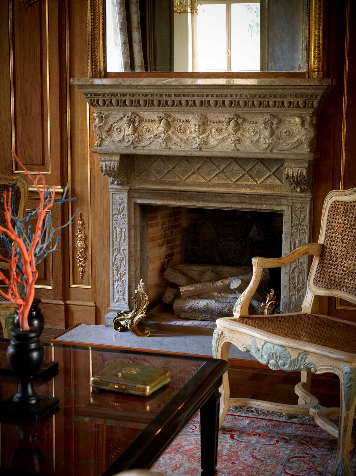 Salon de château avec une cheminée