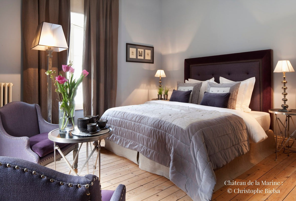 Château de la Marine chambre vue lit et deux fauteuils