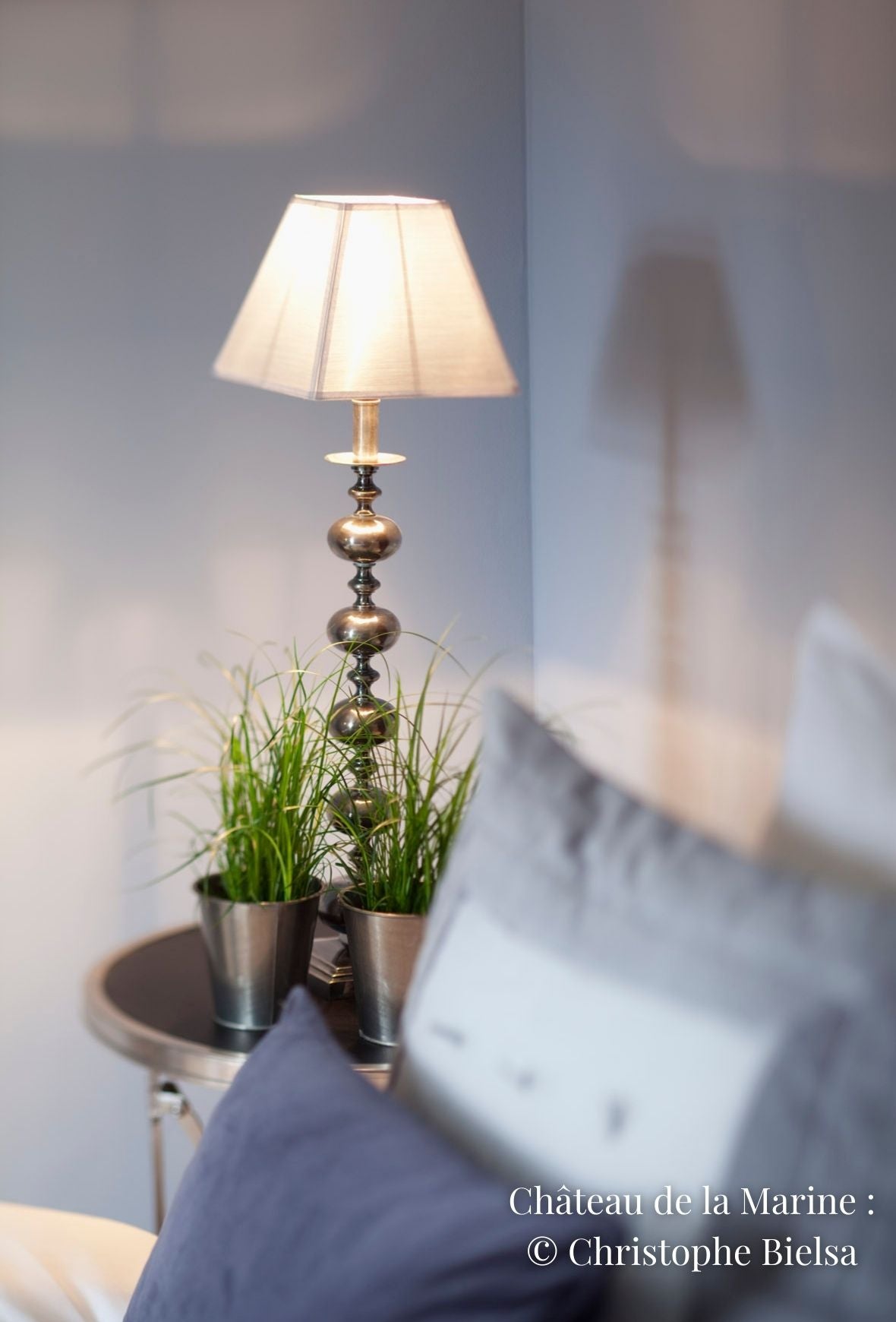 Château de la Marine vue chambre avec un lit et une lampe