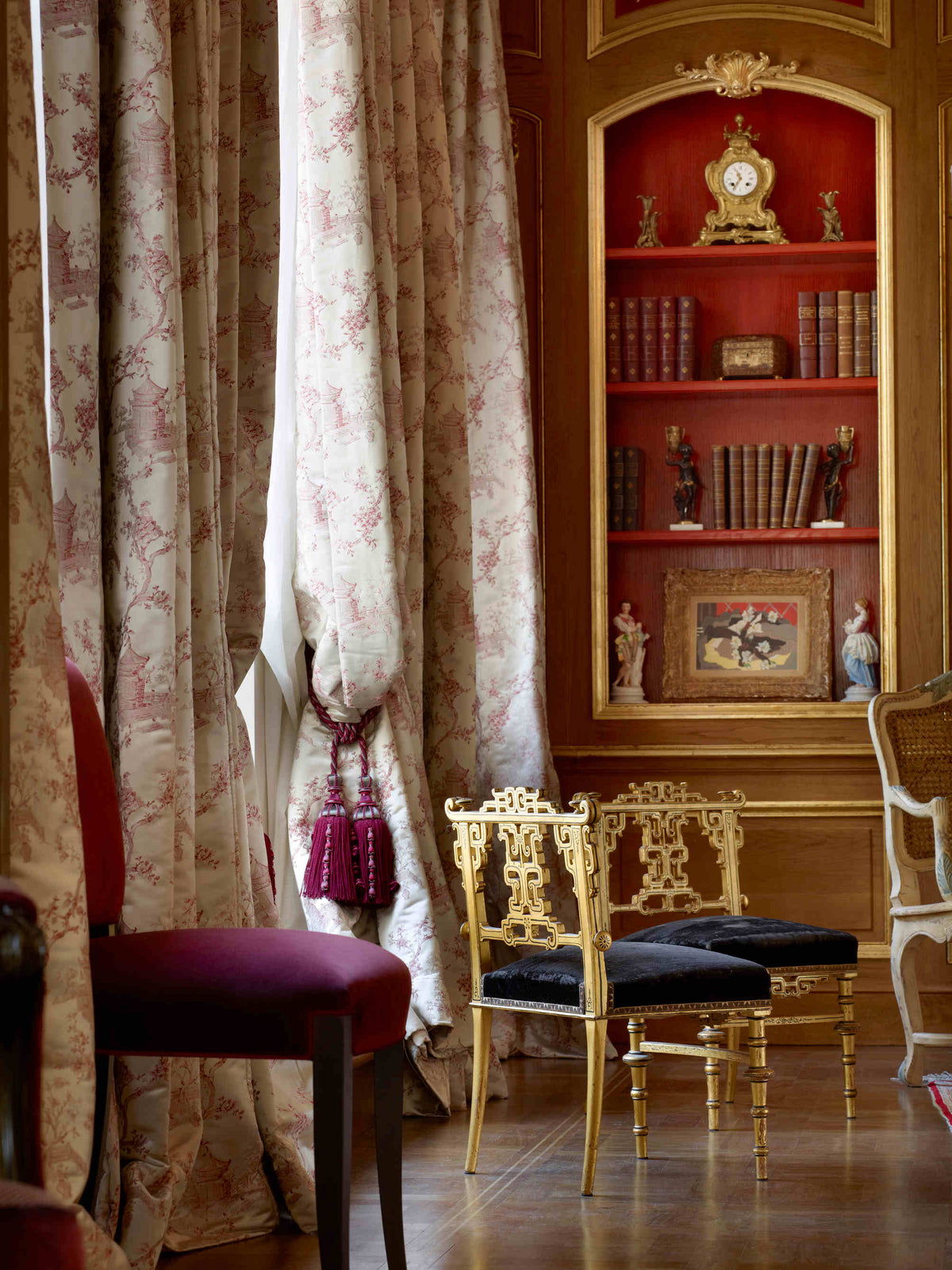 Salon de château élégant avec rideaux aux tombés généreux et embrasses décoratives