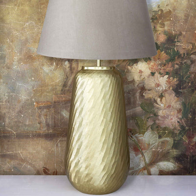 Modène Lampe en laiton doré abat-jour beige posée sur table