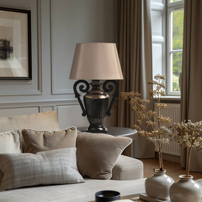 Lampe en fer Wagram dans un salon moderne