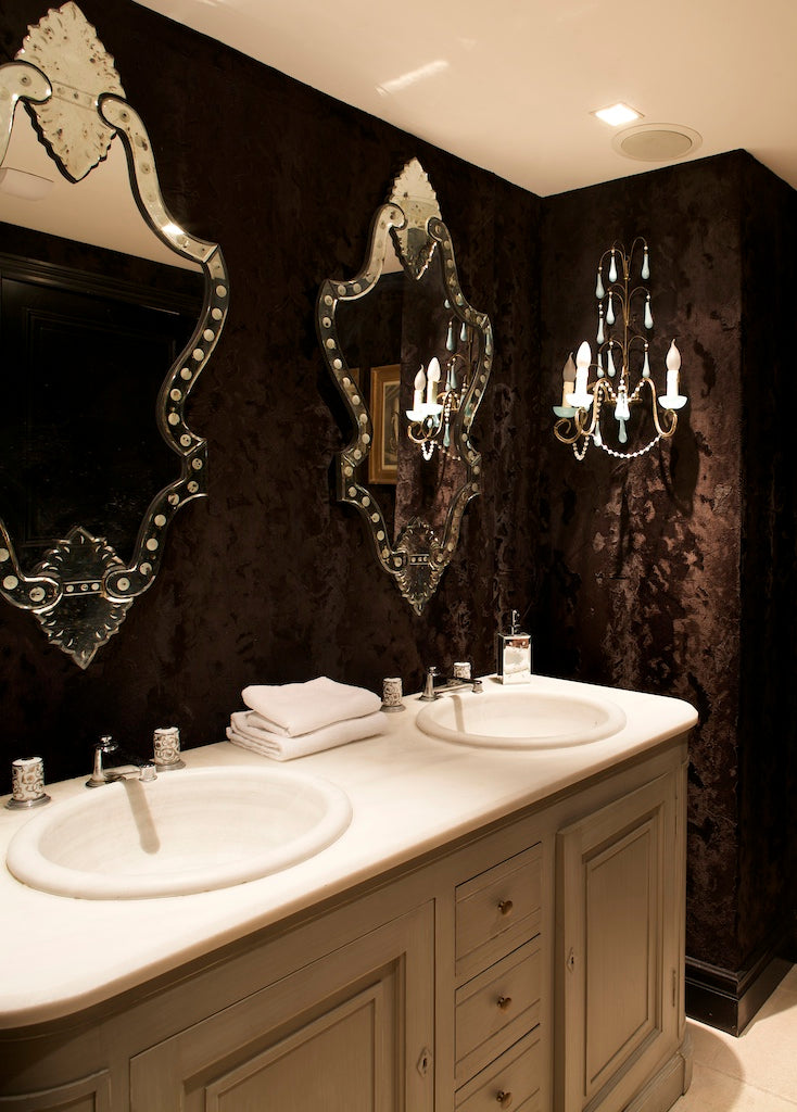 Salle de bain de l'hôtel Chateaubriand avec un meuble et un miroir