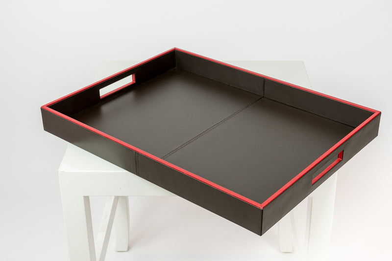 Plateau en cuir noir St Honoré Petit Modèle posé sur une table