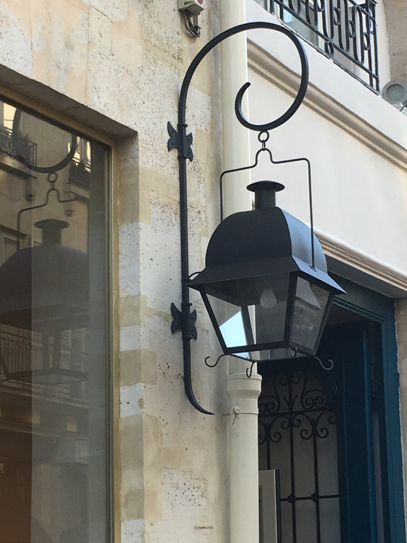 Lanterne à suspendre Nîmes patine noire accrochée sur le mur d&