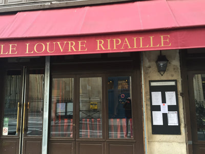 Lanterne murale Bordeaux avec culot patine noire sur le mur d'un restaurant