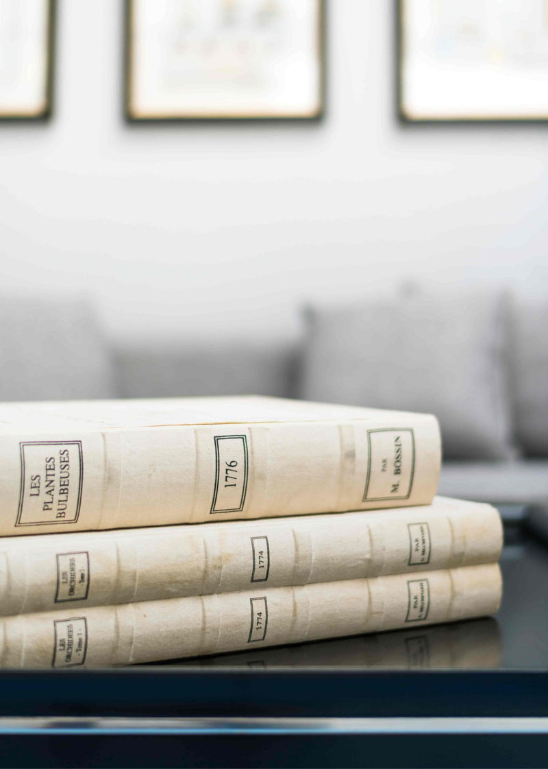 Boîte de rangement en bois Livre Herbier posée sur une table