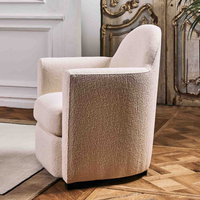 Malesherbes Fauteuil tapissé coloris beige clair dans un salon