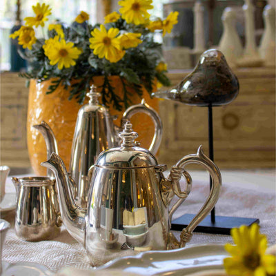 Saint Cloud Service à petit-déjeuner en laiton argenté sur une table à manger