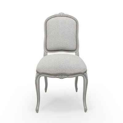Sorgues Chaise cloutée patine Trianon couleur Chiné Gris perle vue de face
