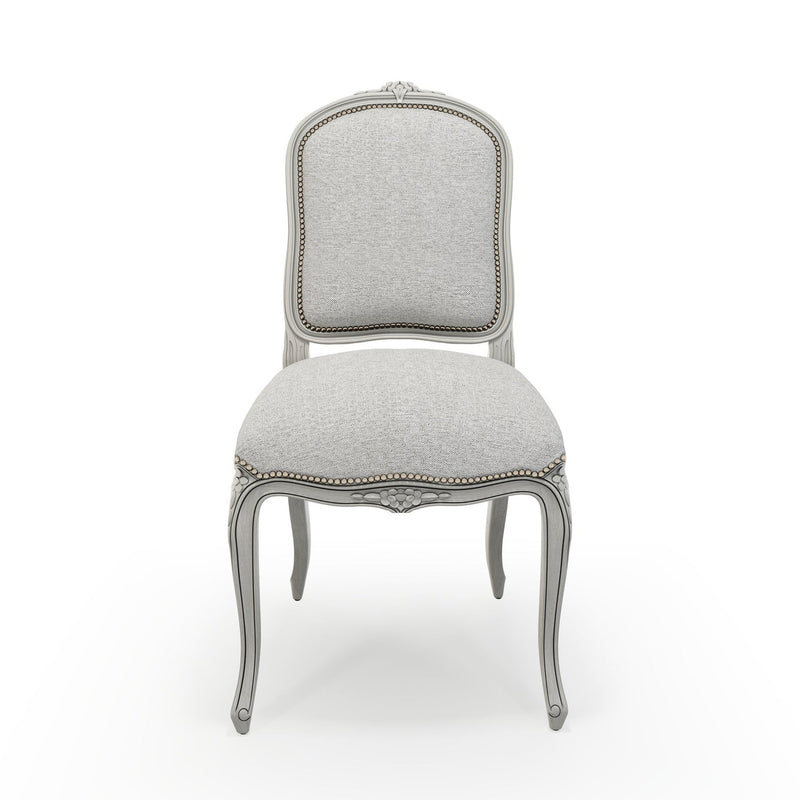 Sorgues Chaise cloutée patine Trianon couleur Chiné Gris perle vue de face